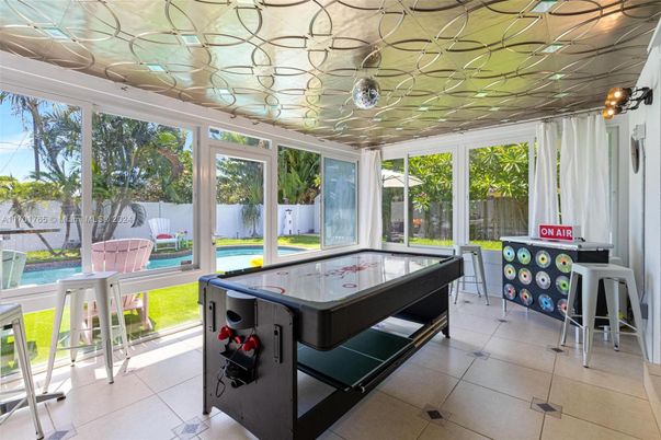 Interior, Sun Room, Water