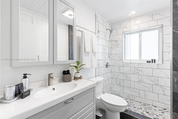 Bathroom, Interior, Marble Walls, Recessed Lighting