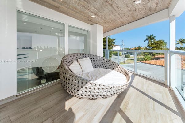 Interior, Recessed Lighting, Wooden Ceilings, Wood Texture Flooring