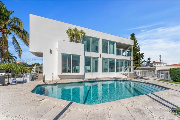 Exterior, Facade, Pool, Modern