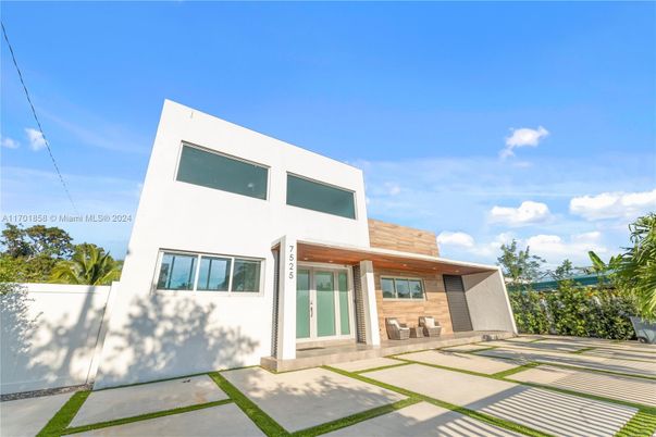 Backyard, Exterior, Facade, Modern
