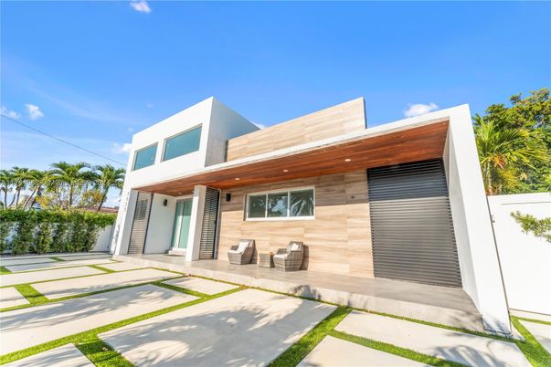 Exterior, Facade, Modern