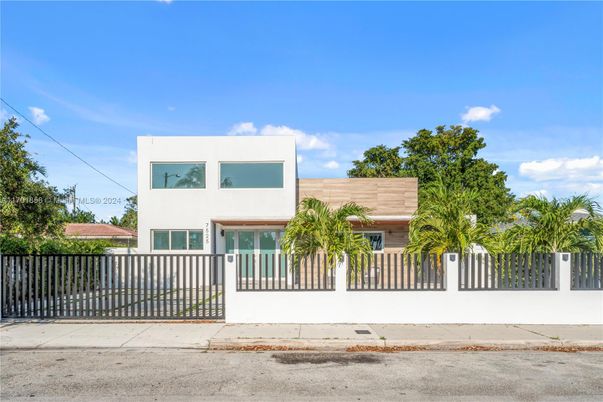 Exterior, Facade, Modern
