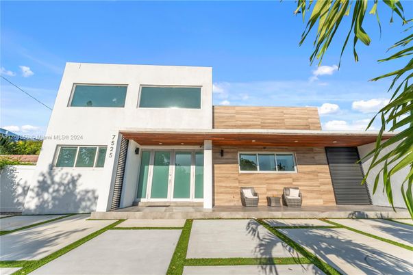 Exterior, Facade, Modern