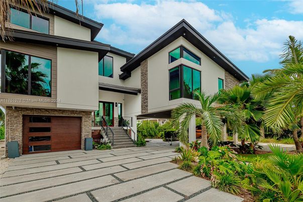 Attached, Exterior, Facade, Modern