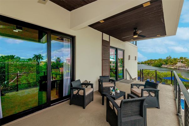 Exterior, Interior, Living room, Water