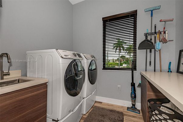 Interior, Washer, Wood Texture Flooring
