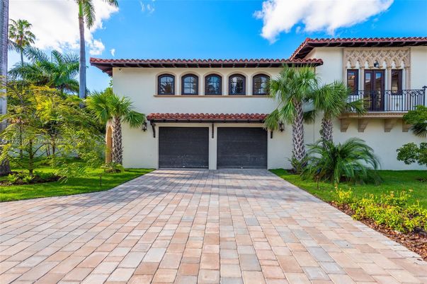 Attached, Exterior, Facade, Mediterranean