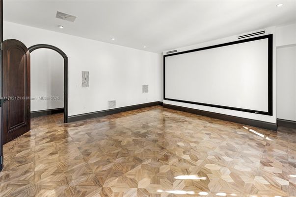 Empty room, Interior, Projection Screen, Recessed Lighting