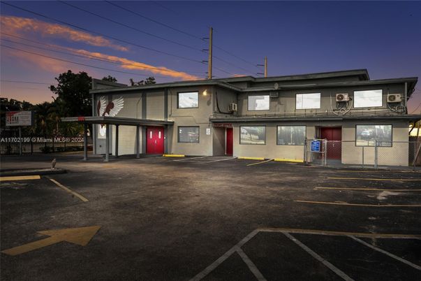 Exterior, Facade, Modern
