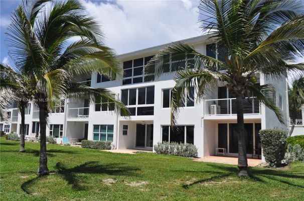 Backyard, Exterior, Facade, Modern