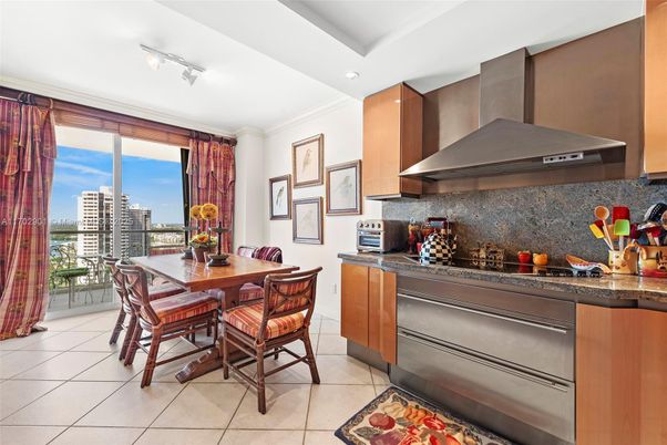 Dining room, Interior, Kitchen, Recessed Lighting