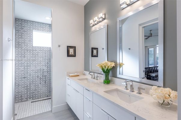 Bathroom, Dual Sink Vanities, Interior, Recessed Lighting