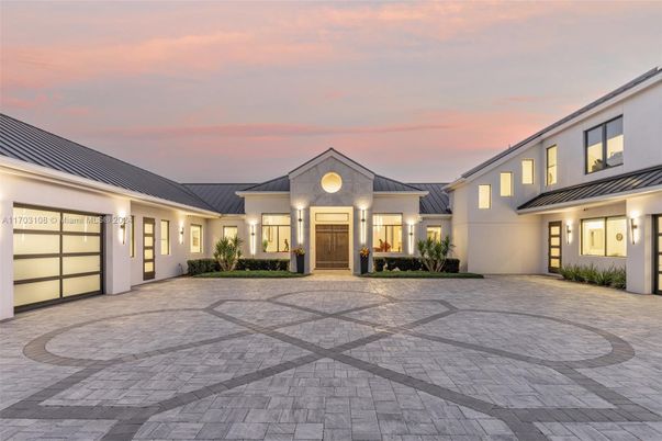 Attached, Exterior, Facade, Ranch