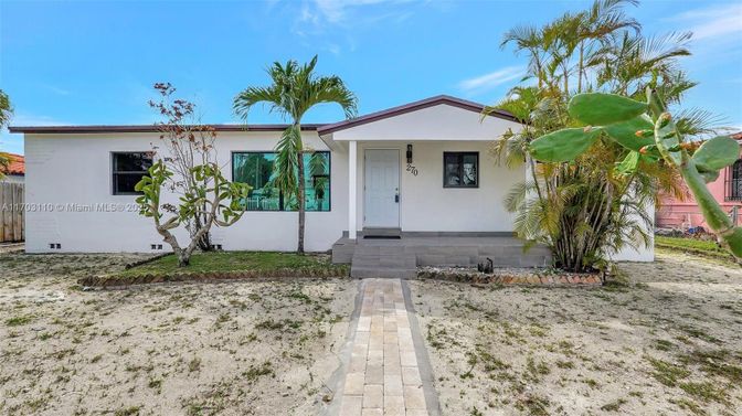 Backyard, Exterior, Facade, Ranch