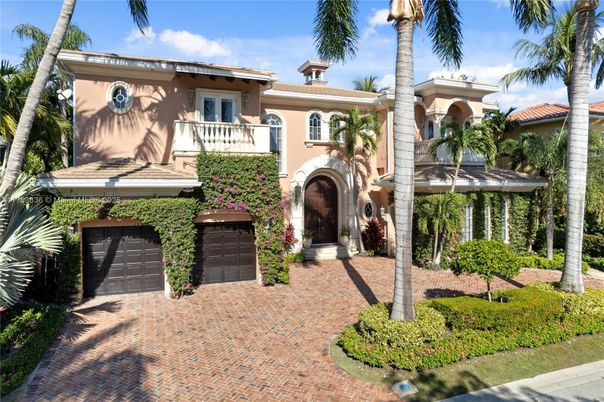 Attached, Exterior, Facade, Mediterranean
