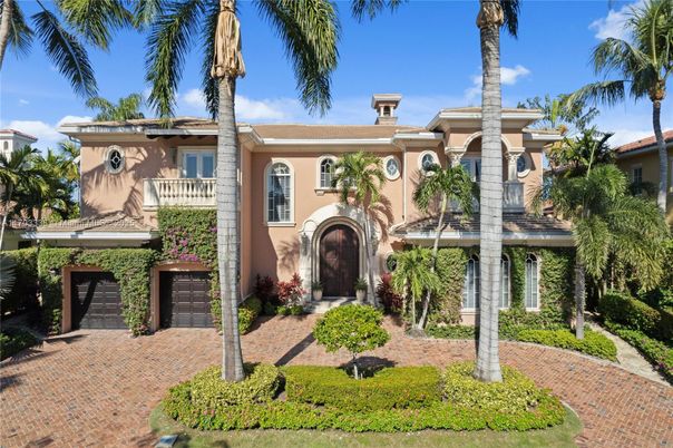 Attached, Exterior, Facade, Mediterranean