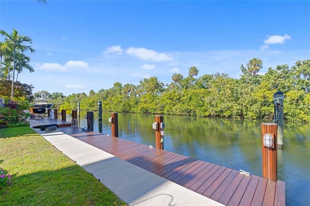 Exterior, Lake