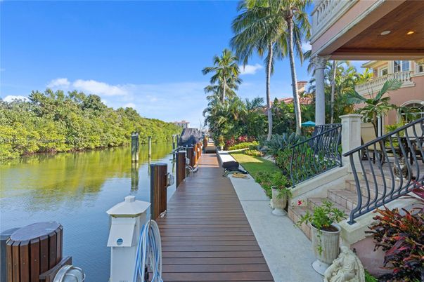 Exterior, Lake