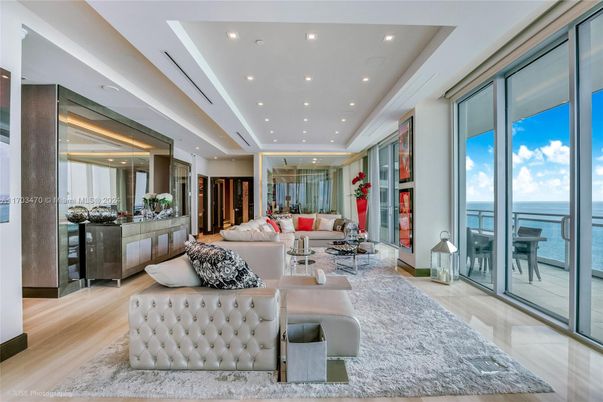 Interior, Living room, Recessed Lighting, Water, Wood Texture Flooring