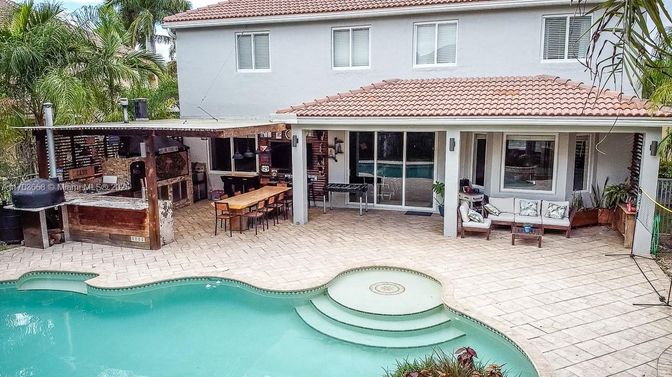 Exterior, Pool