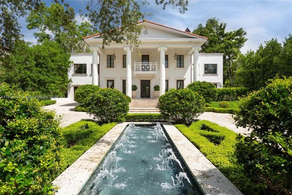 Exterior, Facade, Pool, Georgian