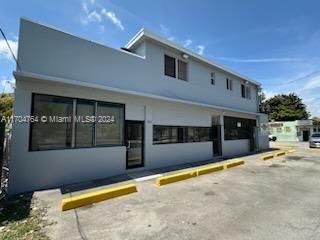 Exterior, Facade, Modern