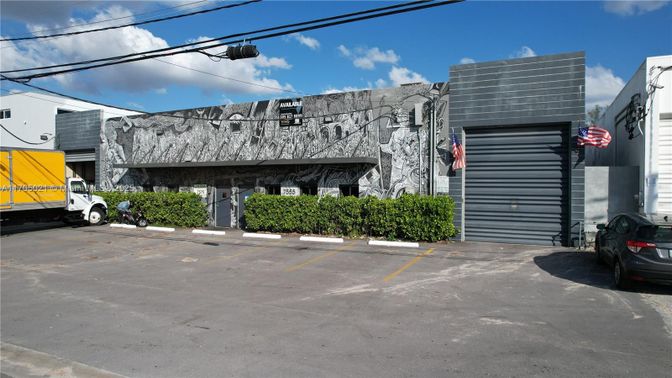 Exterior, Facade, Modern