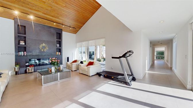 Fitness Equipment, Interior, Living room, Recessed Lighting, Wooden Ceilings