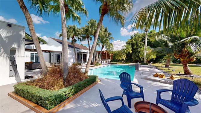 Exterior, Pool