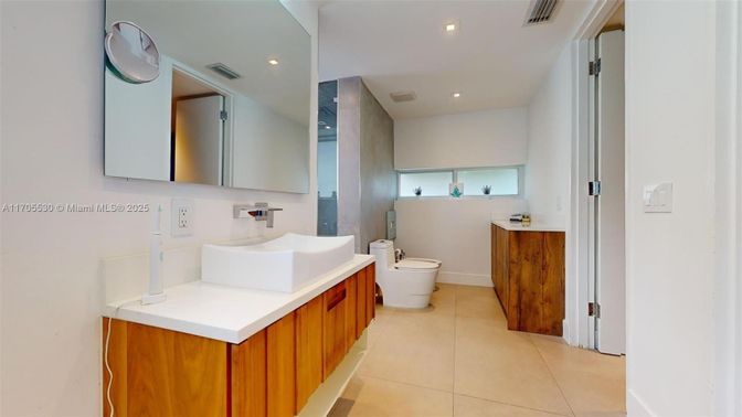 Bathroom, Dual Sink Vanities, Interior, Recessed Lighting