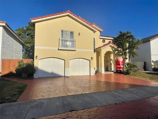 Attached, Exterior, Facade, Mediterranean