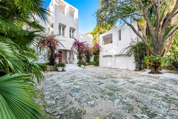 Attached, Exterior, Facade, Spanish Mediterranean