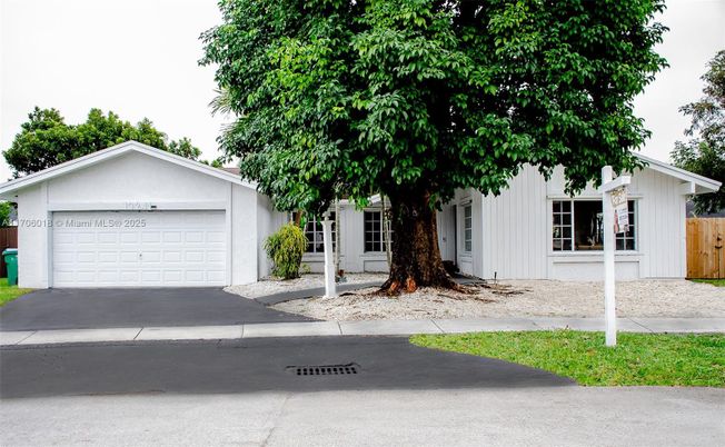Attached, Exterior, Facade, Ranch