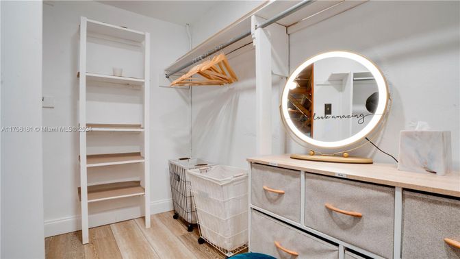 Interior, Walk-in Closets, Wood Texture Flooring