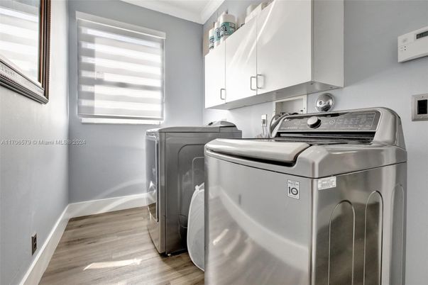Interior, Washer, Wood Texture Flooring