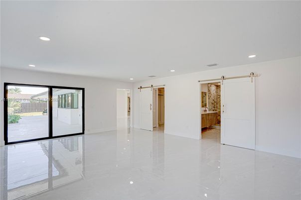 Empty room, Interior, Recessed Lighting