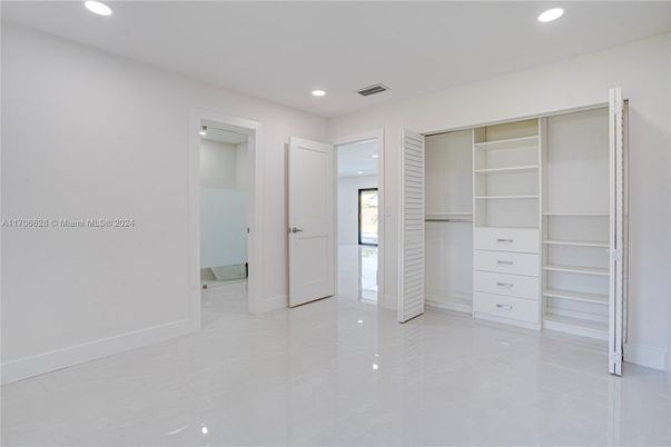 Empty room, Interior, Recessed Lighting, Walk-in Closets