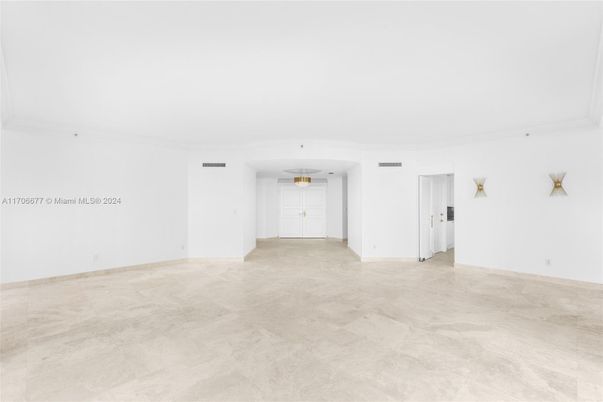 Empty room, Interior