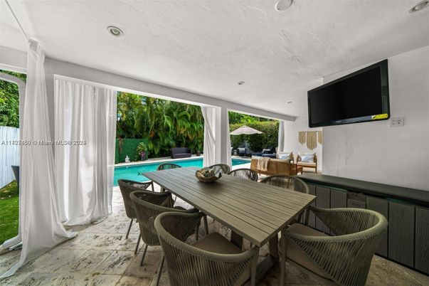 Dining room, Interior, Pool, Recessed Lighting