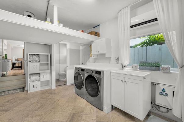 Interior, Washer, Wood Texture Flooring