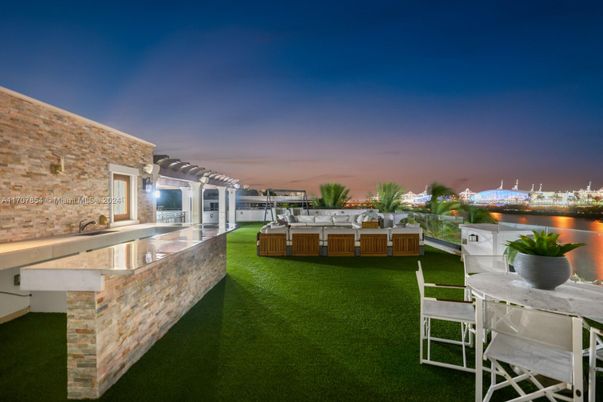 Exterior, Hot Tub