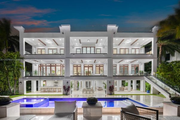 Exterior, Facade, Pool, Modern