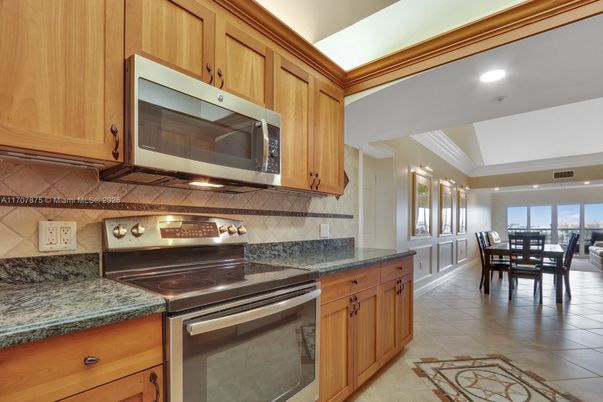 Dining room, Interior, Kitchen, Recessed Lighting, Stainless Steel Appliances