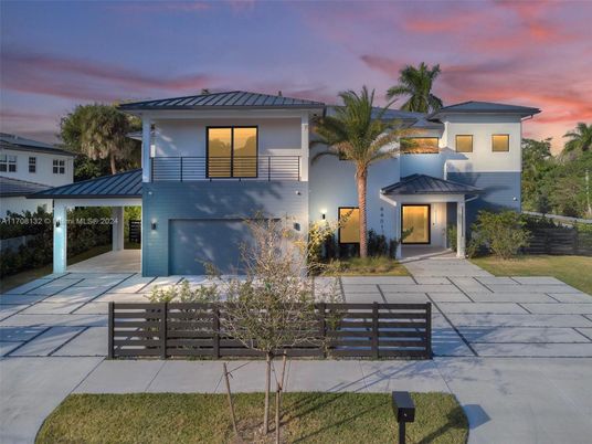 Attached, Backyard, Exterior, Facade, Modern