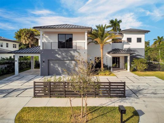 Attached, Backyard, Exterior, Facade, Modern