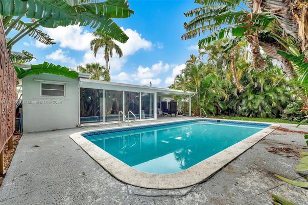 Exterior, Pool