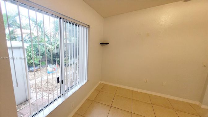 Empty room, Interior