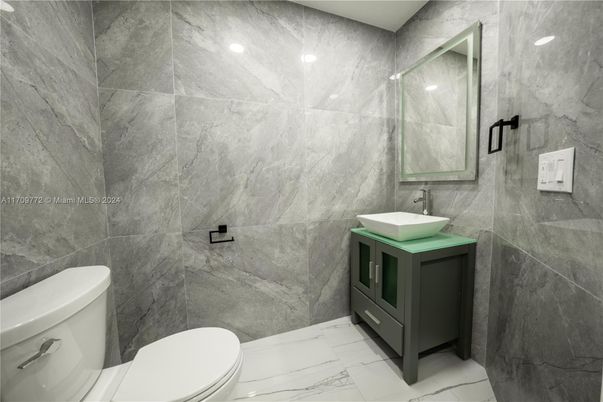 Bathroom, Interior, Marble, Recessed Lighting