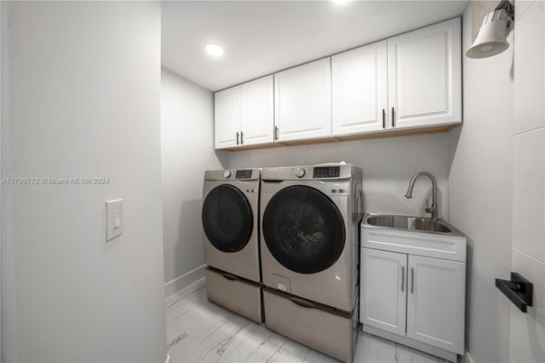 Interior, Marble, Recessed Lighting, Washer